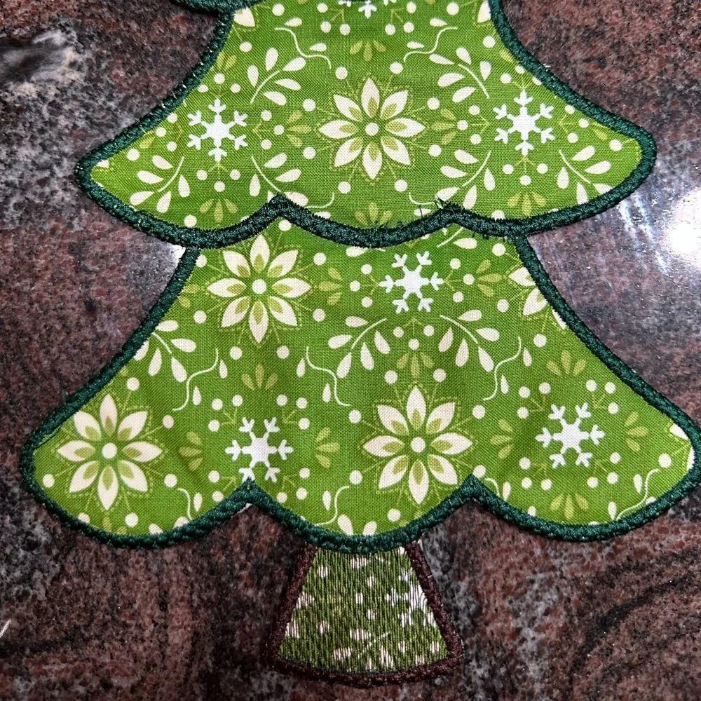 Handmade quilted Christmas tree door hanging decoration - Picture 3 of 5